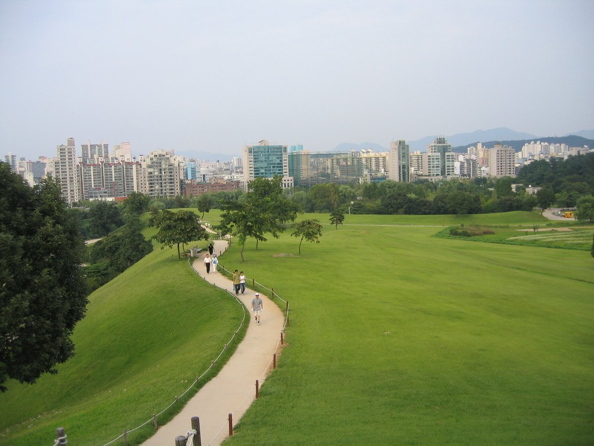 Mongchontoseong Station area